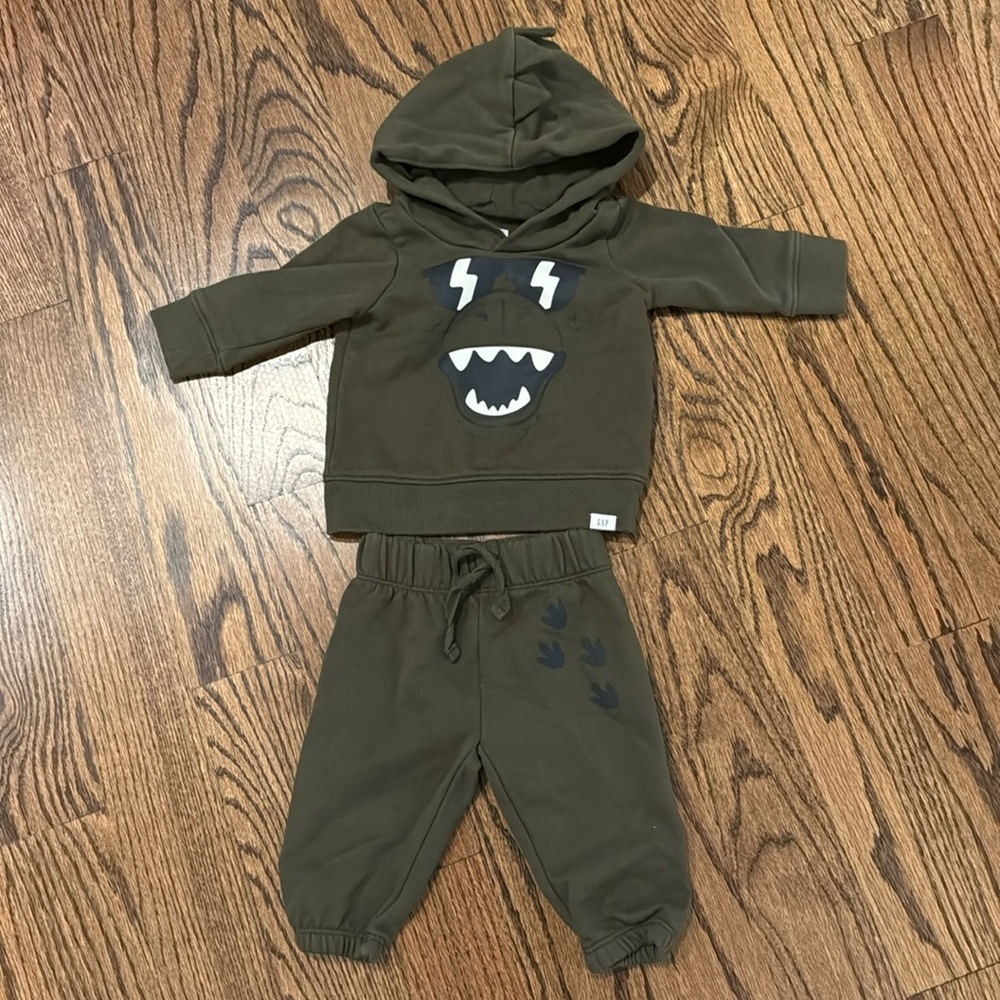 Baby Gap coordinating dinosaur olive green sweat suit size 3-6 months